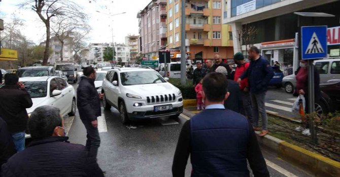Yaya geçidine park edip kazaya davetiye çıkardı