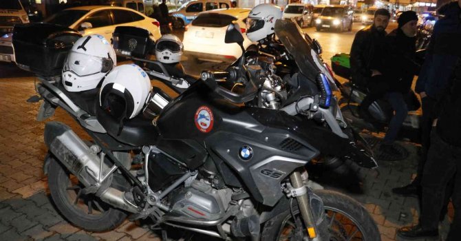 Dur ihtarına uymayan otomobil polis motosikletine çarptı: 2 polis yaralı