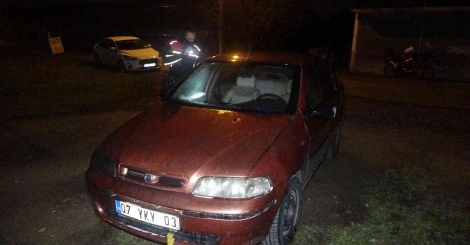 Polisin ‘dur’ ihtarına uymayan 2 kişi aracı terk edip kaçtı