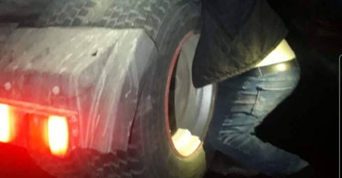 Dorse ile lastik arasında sıkışan sürücü hayatını kaybetti