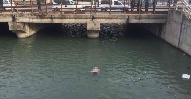 Nehirde bulunan erkek cesedi vinçle çıkarıldı