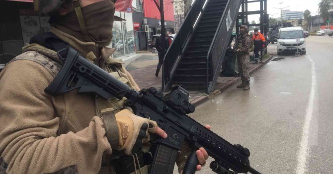 Anne kızın katilinin bulunması için özel harekat polisiyle baskın