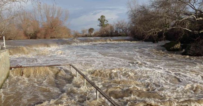 Manavgat Şelalesi’nde bulunan tesisler sular altında kaldı