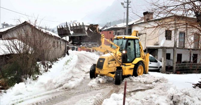Antalya’da 30 santimetre dolu yağdı, temizlik için iş makineleri seferber oldu