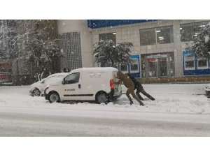 Isparta’da kar kalınlığı 30 santimetreyi geçti, hayat felç oldu
