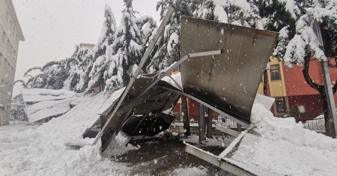 Isparta Aile ve Sosyal Politikalar İl Müdürlüğü otopark çatısı yoğun kara dayanamayıp çöktü