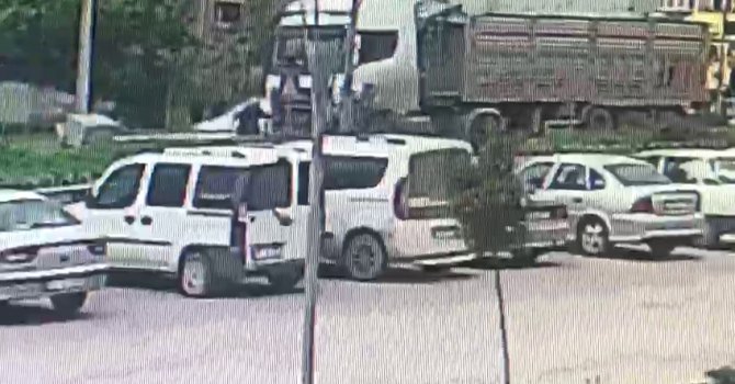 Yaşlı kadın tırın altında kaldı