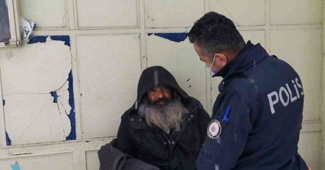 Polis sokakta yatan adama duyarsız kalmadı