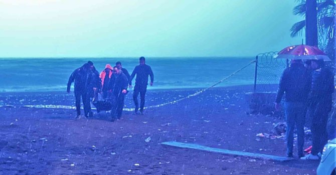 Mersin’de sahilde erkek cesedi bulundu