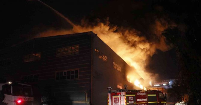 Adana’da hijyenik ürün üretim fabrikasının deposunda yangın