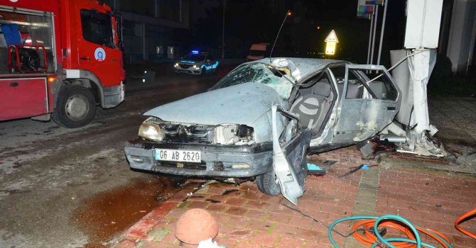 Direksiyon hakimiyetini kaybeden sürücü önce kaldırıma ardından panoya çarptı