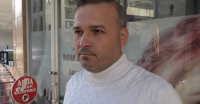 Ailesini kahvaltıya getiren adamın masada unuttuğu telefon, hırsızın radarına girdi