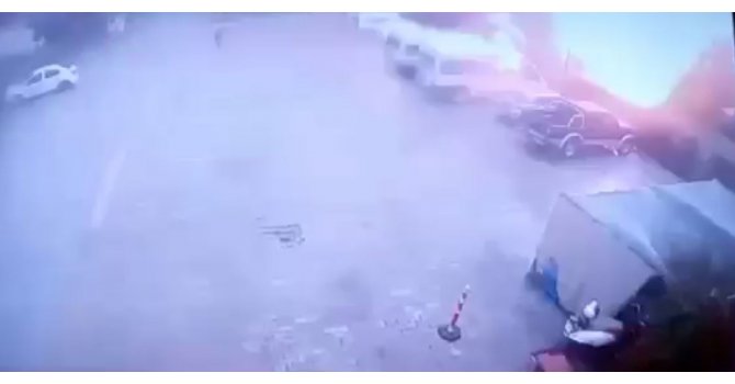 Yakınına yıldırım düşen kadın bacağından yaralandı