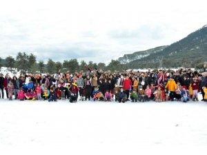 Yüzlerce çocuk karın keyfini çıkardı