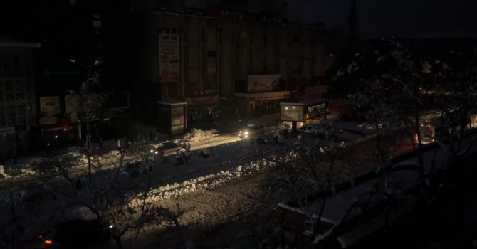 Isparta’da yoğun kar sebebiyle elektrik telleri koptu