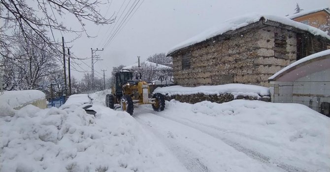 Akseki’de kardan kapalı olan kırsal mahalle yollarında karla mücadele
