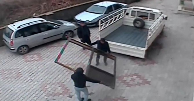 Nakliyeci tutup güpegündüz alüminyum çerçeveleri çaldılar