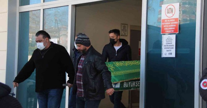Otomobilin ağaca çarptığı kazada ölen gencin cenazesi morgdan alındı