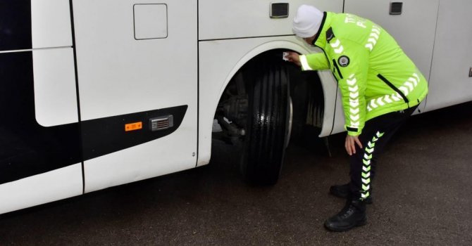 Adana polisinden kar lastiği mesaisi