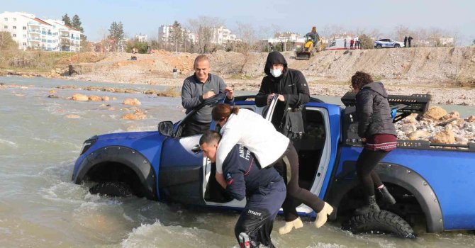 İçinde 4 kişinin bulunduğu arazi aracı akıntıya kapıldı, korku dolu anlar yaşandı