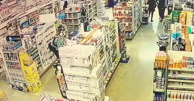 İşyerinden 600 TL değerinde diş fırçası çalan genç kız, başka bir müşterinin dikkati ile yakalandı