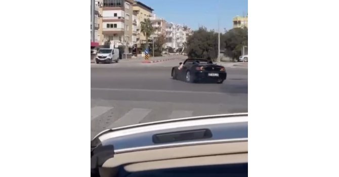 Düğün konvoyunda üstü açık spor arabası yaptığı yürekleri ağızlara getirdi