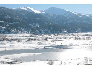 Sular altında kalan köy buz tuttu, kartpostallık görüntüler oluştu