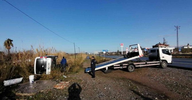 Hafif ticari araç takla attı: 3 yaralı