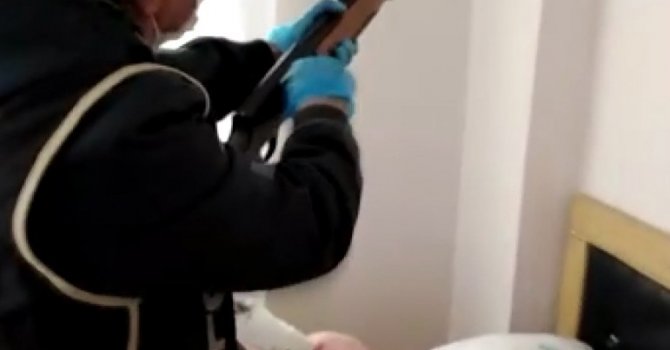 Tarsus’ta silah ticareti yapan 2 şüpheli yakalandı