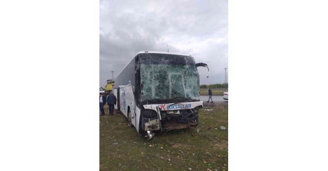 Yolcu otobüsü kamyona çarptı: 9 yaralı