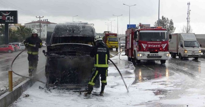 Antalya’da tur minibüsü alev alev yandı, turistler canlarını zor kurtardı
