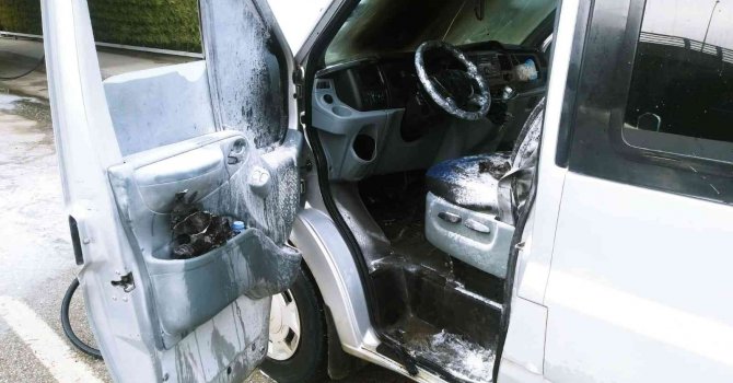 Hatay’da seyir halindeki minibüs alev aldı