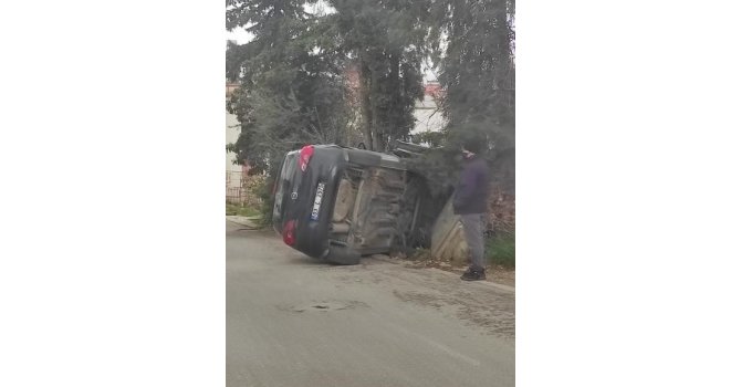 Öğrenciye çarpmamak için yol kenarındaki duvara çarptı