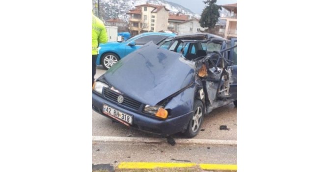 Kırmızı ışıkta duran kamyonete arkadan çarptı