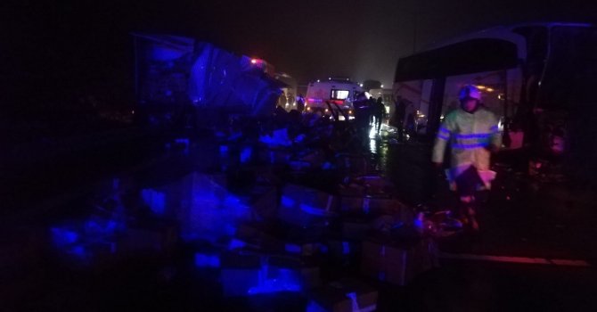TEM otoyolunda yolcu otobüsü tıra çarptı: 1 ölü, 13 yaralı