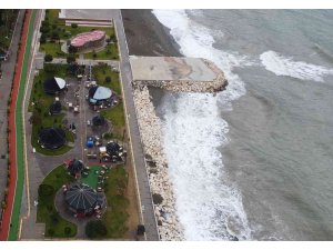 Doğu Akdeniz’de lodos, dalgalar kıyı şeridini kapladı tekneler açılamadı