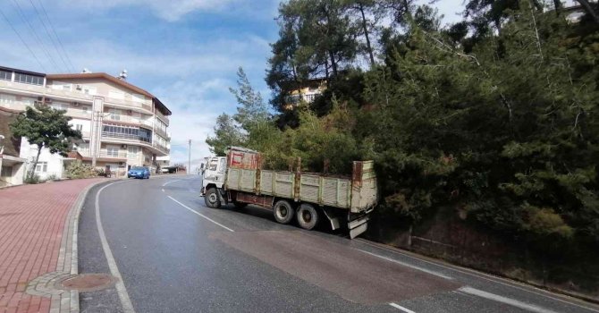 Rampada arıza yapan kamyonunu şarampole düşürerek muhtemel bir faciayı önledi
