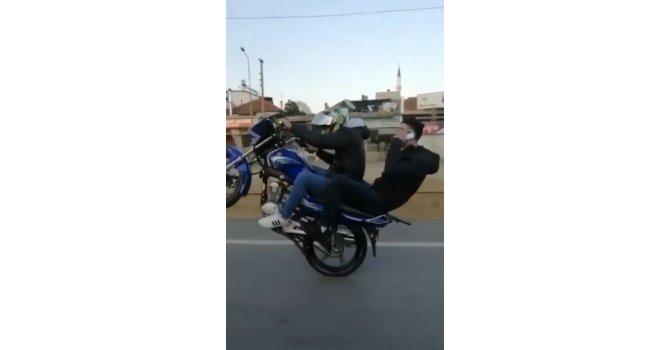 Trafikte tek teker üzerinde giden motosiklet sürücüsüne 2 bin 400 lira ceza