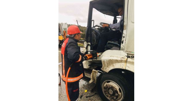 Tıra çarpan kamyonun sürücüsü yaralandı