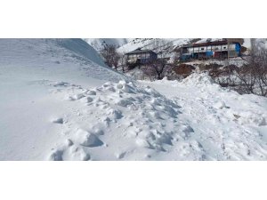 Kahramanmaraş’ta köy yoluna çığ düştü