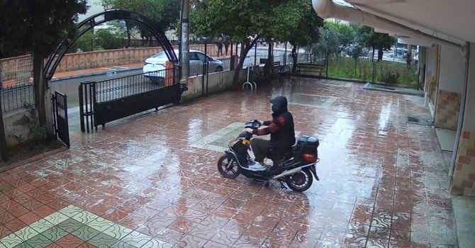 Bisiklet hırsızlarının rahat tavırları pes dedirtti