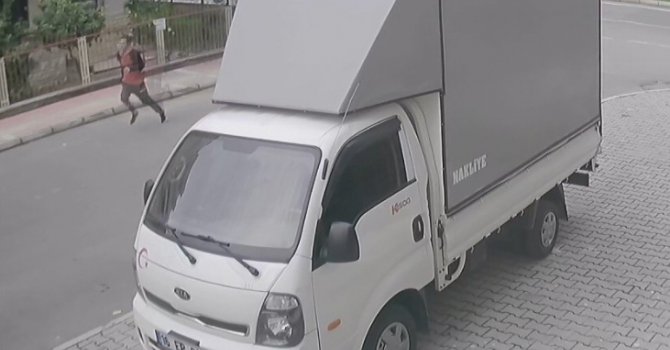 Genç kız kapkaççının peşinden koştu ama yetişemedi