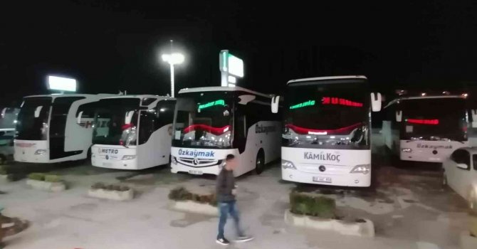 16 saattir kar ve tipi nedeniyle kapalı olan yolda sürücüler dinlenme tesislerinde bekliyor