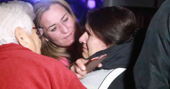 Apartmanda çıkan yangında ev sahibi kadın ile apartman görevlisi çatıda mahsur kaldı