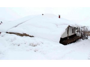 Göksun’da tek katlı evler karla kaplandı