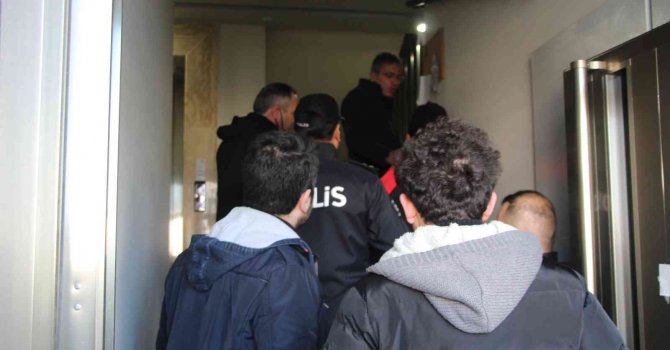 Boşanma aşamasındaki eşini tüfekle rehin aldı