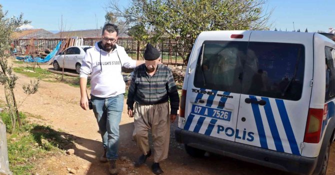 Yaşlı ve öfkeli dede ortalığı birbirine kattı, sinirini kamyonet lastiğine ateş ederek çıkardı