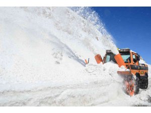 Antalya’daki kar temizleme çalışmalarında 2 metrelik kar dağları oluştu