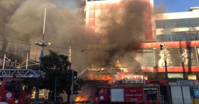 Antalya’da işyerinde yangın paniği, alevler binayı sardı duman gökyüzünü kapladı
