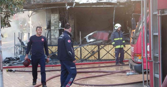 Antalya’da işyerlerini küle çeviren yangında dehşeti yaşayan vatandaşlar o anları anlattı